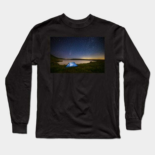 Comet NEOWISE over Llyn y Fan Fawr, Brecon Beacons Long Sleeve T-Shirt by dasantillo